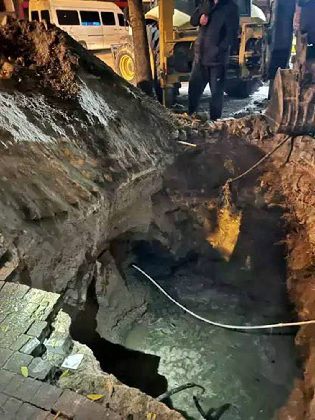 Görevli gibi giyinip sokağı kazdılar: Çıkanlar hayrete düşürdü! Borulara zarar verince gerçek ortaya çıktı 2